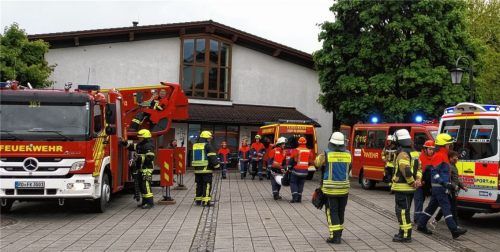 Die Schule brennt... Da holte sich die Jugendwehr aus Großkaro doch lieber Verstärkung von den jungen Kollegen aus Kolbermoor. Foto greiner