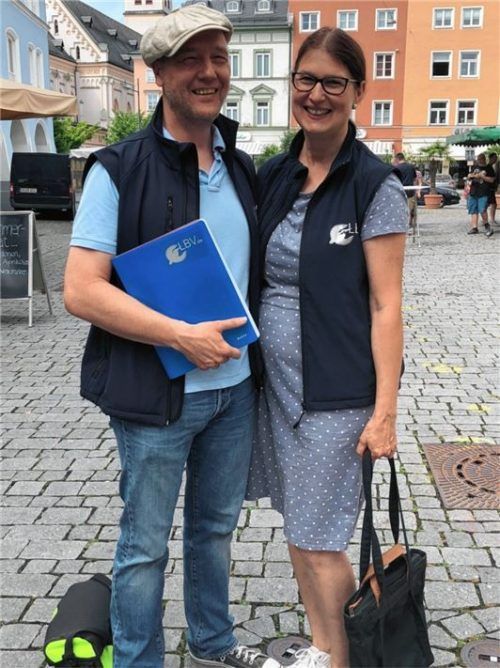 Die Schwalbenbeauftragten der Stadt: Thomas Juretzky und seine Frau Doris. Foto Heise