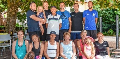 Die Teilnehmer des Mixed-Tennistages in Jettenbach. Foto  Gerstner