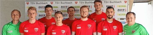 Die Trainer Andi Bichlmaier (links) und Markus Raupach (rechts) mit den Buchbacher Neuzugängen Jonas Wieselsberger, Andi Manhart, Marin Culjak, Maximilian Ahammer, Marinus Pohl, Lukas Winterling und Selcuk Cinar (von links).Foto Buchholz