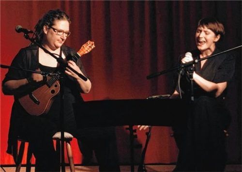 Die Ukulele in all ihren Facetten wird beim zweiten UFO unter anderem von Charlotte und Elisabeth gezeigt.