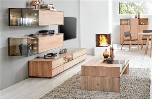 Die wilde Maserung des Holzes erinnert an lodernde Flammen.Foto IPM/Wimmer Wohnkollektionen