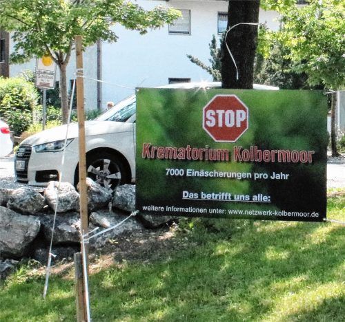 Dieses Plakat hat die Bürgerinitiative „Stop Krematorium Kolbermoor“ an der Staatsstraße aufgehängt. Foto Riediger