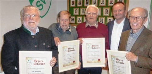 Dieter Winkelmann (links) und Horst Müller (rechts) sind jetzt Ehrenvorsitzende des SV Schloßberg, Josef Krug und Hermann Leckel wurden vom Vorsitzenden Uwe Klützmann-Hoffmann (Mitte von links) zu Ehrenmitgliedern ernannt. Foto re