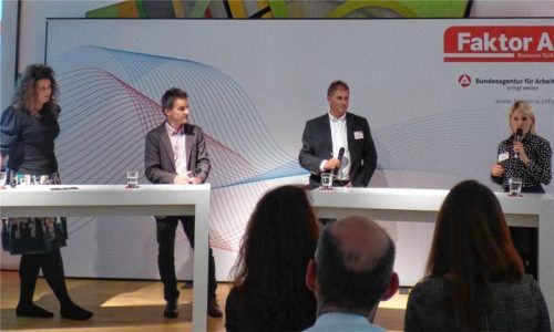 Diskutierten über die Einbindung diverser Mitarbeitergruppen: Key Account Managerin Isabell Simic, Moderator Florian Schrei, Alfons Ober, Fritzmeier GmbH, und Heike Richter, Dinzler Kaffeerösterei AG (von links). Foto Stichaner
