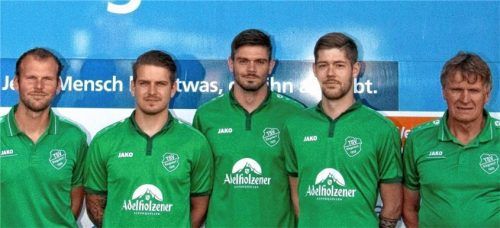 Drei Neuzugänge aus Traunstein für Siegsdorf: Von links der Sportliche Leiter Alex Mayer, Josef Wittmann, Stefan Mauerkirchner, Felix Maaßen und Abteilungsleiter Hans Geiger.