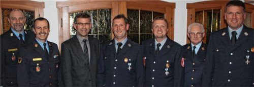 Ehrung bei der Feuerwehr: Kreisbrandmeister Stephan Hangl, Kreisbrandrat Richard Schrank, Bürgermeister Hans Holzmeier, die Geehrten Christian Dangl und Andreas Höhensteiger, Kreisbrandinspektor Georg Wimmer und Kommandant Georg Baumann (von links).Foto re