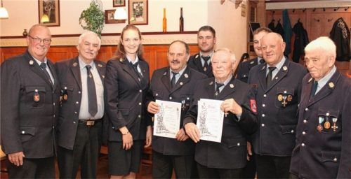 Ehrung bei der Feuerwehr (von links): Kommandant Josef Höhn, Ehrenvorsitzender Hans Plank senior, Vereinsvorsitzende Lisa Obermaier, Ehrenmitglied Michael Schweiger senior, Sebastian Weber junior (Zweiter Kommandant), Ehrenmitglied Hans Fischer, Beisitzer Severin Schwarz, Zweiter Bürgermeister Christian Glas und Ehrenmitglied Josef Langl. Foto re