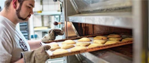 Ein Bäckerlehrling holt Gebäck aus dem Ofen. Im Schnitt verdient ein Azubi in der Backstube 600 Euro, dieser Wert schwankt im deutschlandweiten Vergleich. Fotos dpa, re