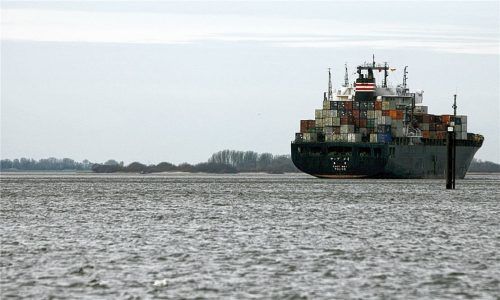 Ein Containerschiff auf der Elbe: Mit Schiffsfonds sind auch viele Anleger in der Region baden gegangen. Das Landgericht Traunstein hat jetzt erneut entschieden, dass eine Bank ihrem Kunden den Schaden voll ersetzen muss. Foto dpa