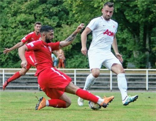 Ein Duell, das es erstmals in der Fußball-Regionalliga gibt: 1860 Rosenheim mit Linor Shabani (rot) gegen Türkgücü München. Foto  Fehrmann