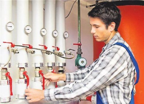 Ein Heizungstechniker wartet eine Anlage – in Ihren eigenen vier Wänden sollten Sie das auch machen lassen. Foto imago