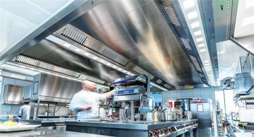 Ein Koch bei der Arbeit in der Küche des Weßner Hof ins Marquartstein. Auf diesem Bild spielt aber nicht seine Kochkunst die Hauptrolle, sondern die Beleuchtung und das Belüftungssystem. Beides wurde von Halton entwickelt. Fotos  re, siemers (2)