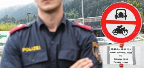 Ein österreichischer Polizist wartet vor einem Hinweisschild auf sogenannte Mautflüchtige.Foto dpa