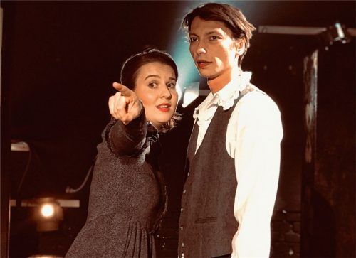 Ein Paar, zuletzt: Sophia Pöchler als Donna Angela und Fabian Behr als Don Manuel in „Dame Kobold“.Foto  Alice Petzing