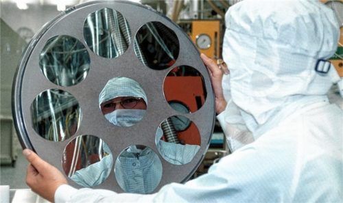 Ein Siltronic-Mitarbeiter bei der Herstellung von Siliziumscheiben, sogenannten Wafern, im Werk in Burghausen. Die Produktion ist derzeit wegen schwacher Nachfrage am Markt nicht voll ausgelastet. Foto dpa