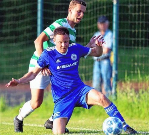 Ein spannendes Duell wartet auch diesmal auf Emmerings Josef Niedermaier und Wagings Michael Auer (vorne).Foto cb