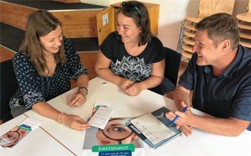 Ein Sprachrohr für die Jugendlichen: Sonja Gintenreiter (von links), Sarah Zapf und Markus Bundil stellen das Mitbestimmungsprojekt „Bestimmt“ auf die Beine. Unterstützung gab es vom Bayerischen Jugendring.Foto Heise