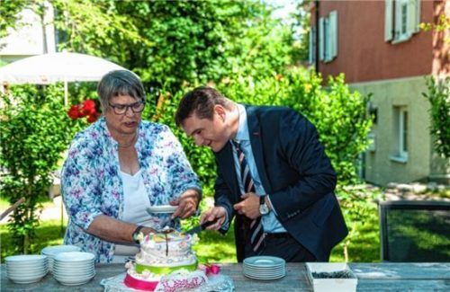 Ein Stück Torte zur Eröffnung und zum Jubiläum: Ursula Flohr-Brumm und Jens Köhler. Foto re