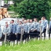 Engel sollen sie ins Paradies geleiten