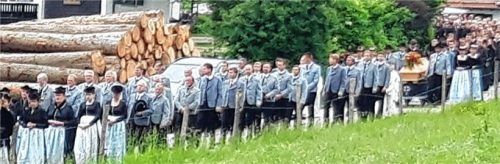Ein überaus langer Trauerzug, angeführt von der Musikkapelle Bad Feilnbach und der Auer Musi, begleitete Maria Echtler auf ihrem letzten Erdenweg zum Friedhof. Fotos  Strim