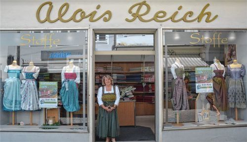 Eine Ära geht zu Ende: Karin Stäbler schließt nach den Herbstferien ihr Geschäft Stoff-Reich am Mittertor. Fotos Heise/re