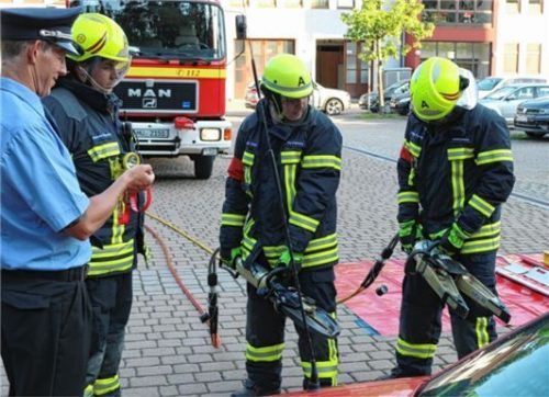 Eine eingeklemmte Person nach einem Verkehrsunfall galt es zu befreien – zum Glück nur Übung bei der Feuerwehr Waldkraiburg. Zwölf Aktive stellten sich der Leistungsprüfung. Foto re