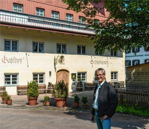 Eine Mass beim Schloßwirt kann Bürgermeister Matthias Jokisch auch künftig trinken. Die Gemeinde will das Gebäude kaufen.Foto Thomae