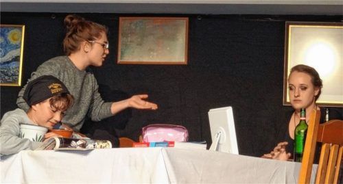 Eine Szene des Dinnertheaters im Gasthaus Wuhrmühle mit Philipp Zieglgänsberger, Kathi Lifka und Viktoria Wimmer (von links).Foto  Meier