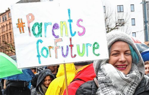 Eltern protestieren für eine bessere Zukunft: Die neugegründete Bewegung „Parents for Future“ nimmt sich die Jugendlichen zum Vorbild. Gemeinsam protestieren sie für den Klimaschutz. Foto dpa