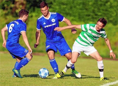 Emmerings Goalgetter Michael Tuscher (rechts) wurde von den Wagingern (hier Andreas Siegel und Sebastian Schilling) immer gut bewacht.Foto Butzhammer