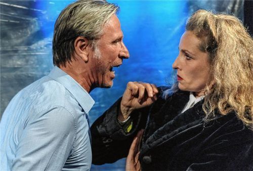 Erst löst sich die Frisur, dann geht die Fassung verloren: Johannes Haag als Vernehmungsbeamter und Sarah Hieber als verdächtige Professorin.Foto  Flamm