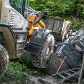 Bei Unfall mit Radlader schwer verletzt