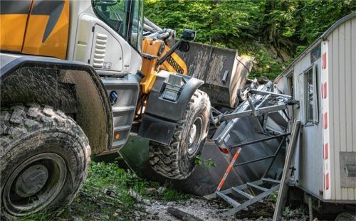 Erst nachdem er einen Werkzeuganhänger und einen Bauwagen gerammt hatte, kam der Radlader zum Stehen. Foto FDL/Lamminger