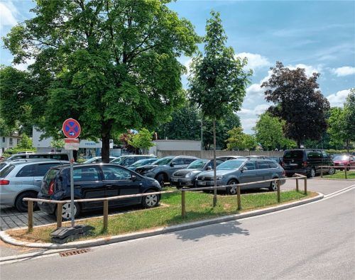 Erste Maßnahme gegen das Parkchaos: Halteverbotsschilder entlang des Freibad-Parkplatzes an der Oberen Mangfallstraße. Fotos Gantner/re