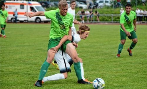 Es wurde mit allen Mitteln gekämpft: Grassaus Hansi Sichler (links) gegen Großkaros Vinzenz Kirchbaumer.Foto Ruprecht