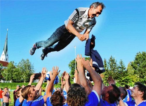 Fliegender Trainer: Ali Gezer überstand mit dem TSV Waging die erste Relegationsrunde und verabschiedete sich dann in den Urlaub – von der Mannschaft gab‘s einen Freiflug.
