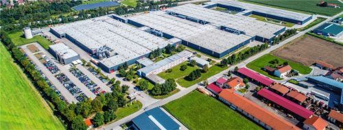 Florierendes Gewerbegebiet Neuhaus am Standort Ampfing. Im Bild die Firmen Schörghuber, EGC Parts Baumaschinen, Prex Sportpferde, Fani Farbnische, Bedachungen Ebel und Cigaretten Ostermeier von oben. Laut aktuellem Konjunkturbericht für Mühldorf-Altötting sehen Unternehmen aus der Region weniger optimistisch in die Zukunft.Foto witte