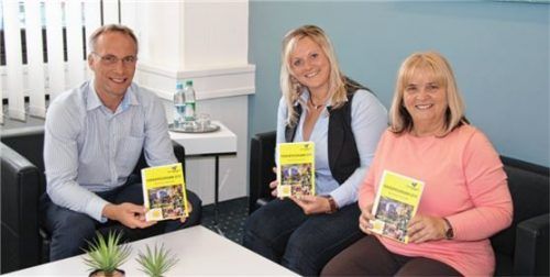 Freuen sich mit den Waldkraiburger Kindern über das tolle Programm: Bürgermeister Robert Pötzsch, Manuela Lang von der Stadtverwaltung und Familienreferentin Charlotte Konrad. Foto  Stadt
