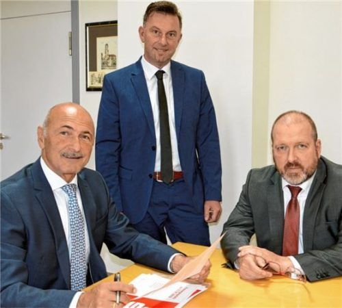 Freuten sich über gute Zahlen der Kreis- und Stadtsparkasse Wasserburg: Vorstandschef Peter Schwertberger, Marketing- und eBusiness-Leiter Robert Minigshofer und Vorstandsmitglied Mischa Schubert (von links). Foto Weithofer