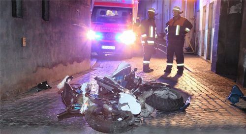 Trotz der positiven Entwicklung an einstigen Unfallschwerpunkten, schwere Unfälle gab es im Bereich der PI Waldkraiburg auch 2019, der schlimmste ereignete sich in Kraiburg: Ein 26-jähriger Mann fuhr mit dem Motorroller gegen das Markttor und verstarb an der Unfallstelle, sein 23-jähriger Sozius erlitt schwerste Verletzungen. Beide Männer trugen keinen Helm.Foto  Fib/Eß