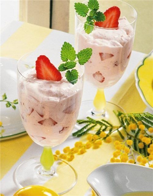 Fruchtig, frisch und lecker: Dessert mit ErdbeerenFoto Wirths PR