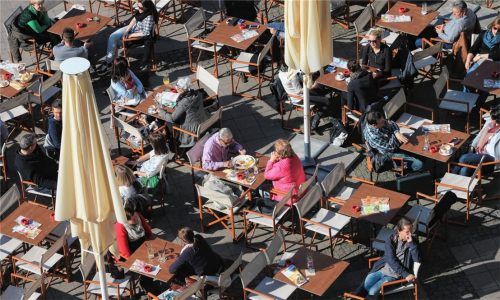 Gäste sitzen auf der Terrasse eines Restaurants. Wenn aufgrund der großen Konkurrenz in der Branche und privater Angebote die Plätze leer bleiben, fehlt Wirten das Geld für nötige Investitionen. Mit einer Förderung von insgesamt 30 Millionen Euro bis 2020 will Bayerns Wirtschaftsministerium Betrieben helfen. Die Hälfte ist schon weg.Foto  dpa