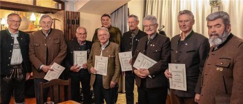 Geballtes Jägerwissen: Franz Sommer, Erster Vorsitzender der Jägervereinigung (ganz links) und Jakob Hündl, Zweiter Vorsitzender, (ganz rechts), ehrten für langjährige Mitgliedschaft (von links): Baron Freiherr von Cramer Klett (40 Jahre), August Betz (50 Jahre) Karl Heinz Kohler (50 Jahre), Werner Stieb (25 Jahre, dahinter), Engelbert Rinser (50 Jahre), Sebastian Hauser (60 Jahre) und Hans Hirzinger (50 Jahre).Foto Thomae