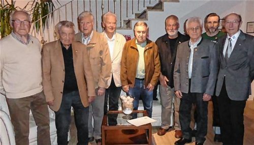 Gebündelte Vereinstreue: Der Vorsitzende und die Jubilare der IPA-Verbindungsstelle Rosenheim (von links): Winfried Wedlich, Manfred Karpinski, Erich Deinzer, Karl Röder, Alfred Lamser, Hubert Leder, Hubert Gaull, Jens-Uwe Kopp und Hermann König.Foto  re.