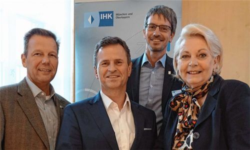 Gedankenaustausch: Wolfgang Janhsen, Leiter der IHK-Geschäftsstelle Rosenheim, Dr. Manfred Gößl, Hauptgeschäftsführer der IHK für München und Oberbayern, Andreas Bensegger, Vorsitzender IHK-Regionalausschuss Rosenheim, und Oberbürgermeisterin Gabriele Bauer (von links).Foto  IHK