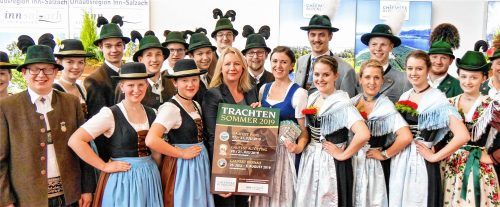 Gemeinsam gestalten und bewerben die Trachtenvereine Altötting, Bernau und Pang den Trachtensommer 2019, wie hier auf der Münchner Freizeitmesse. Unterstützt werden sie dabei von den Tourismusverbänden und ihren Vertreterinnen Andrea Streiter (links mit Plakat), Geschäftsführerin vom Tourismusverband Inn-Salzach, und Stephanie Vorleitner vom Tourismusverband Chiemsee-Alpenland (rechts daneben).Foto Hötzelsperger