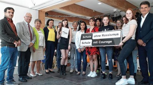 Gemeinsam stark: Schülerinnen der Mädchenrealschule mit dem Zweiten Bürgermeister der Stadt, Anton Heindl, Mitglieder aus dem Stadtrat sowie Schuldezernent Michael Keneder und Schulleiterin Magdalena Ramm. Foto re