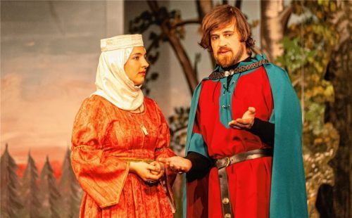 Glückliche Anfänge: Hedwig von Andechs (Emilia Giannetta) und Heinrich I. (Konrad Schlaipfer) schmieden als Jungvermählte Pläne zum Ausbau Schlesiens. Fotos Thomae