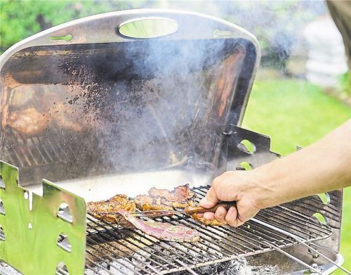 Grillen auf Balkon und Terrasse – was Nachbarn jetzt unbedingt beachten sollten, damit es ein Vergnügen bleibt.Foto dpa